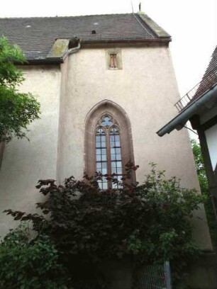 Kirche von Süden-Rechteckchor mit Gotischem Maßwerkfenster sowie Schlitzluke im Speicherboden in Übersicht
