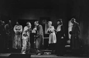 Szenenbilder aus dem Schwank "Ein Ruhetag" von Walentin Petrowitsch Katajew im Theater am Schiffbauerdamm Berlin