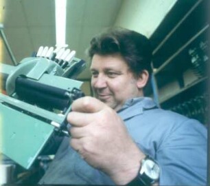 Marburg. Produktionsstätten der Blindenstudienanstalt. Endkontrolle einer Blindenschrift-Schreibmaschine
