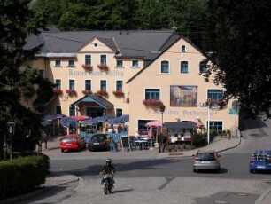 Historische Gaststätte "Buntes Haus" im Zentrum des Spielzeugdorfes Seiffen im Erzgebirge