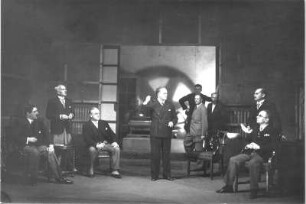 Jagt ihn - ein Mensch. Schauspiel in fünf Aufzügen von E. G. Kolbenheyer. Staatsschauspiel Dresden, Dresdner Erstaufführung 04.09.1932 : Alexis Posse als Stangino und Bruno Decarli als Graf Werbestorff, Herren des Zentral-Direktoriums, Walther Kottenkamp als Sweetpiper, Direktor der Pennsylvania-Nitrogen-Company, Friedrich Lindner als Dr. Wengert, Chemiker der Astag-Werke, Paul Paulsen als Gewerksführer Zech, Willi Kleinoschegg als Generaldirektor Giersbach und Erich Ponto als Dr. Schembeck in Dr. Wengerts Wohnung mit Maschine