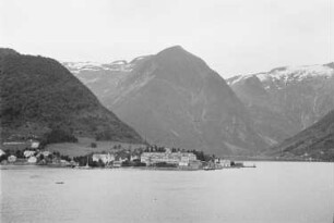 Reisefotos Norwegen. Sognefjord. Blick von einem Passagierschiff auf Balholmen. Ortsteilansicht Kvikne Hotel