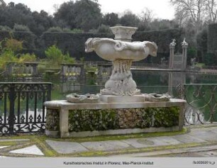 Brunnen mit Meeresungeheuern als Sockel