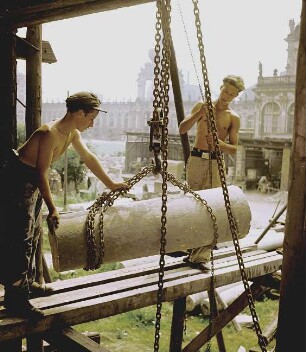 Arbeiter am Flaschenzug beim Wiederaufbau des Dresdner Zwingers