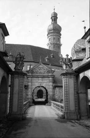 Weikersheim: Schlosseingang und Schlossturm