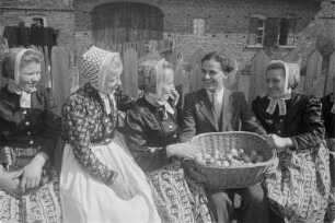 Schleifer Mädchen und Jugendlicher mit Korb voller Ostereier in Rohne. : Holcy w Slepjanskej drasće a młodostny z korbikom jutrowwnych jejkow w Rownom.