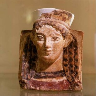 Thermos. Apollon-Tempel. Mädchenkopf. Stirnziegel, korinthisch, um 550 v. Chr. Von der Erneuerung des Apollon-Tempels von Thermos