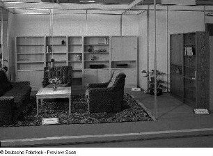 Anbauwand (Modell 5062) : Ausstellungskoje des VEB Möbelkombinat Dresden-Hellerau mit Wohnzimmermöbeln. Ansicht mit Anbauwand (Modell 5062)