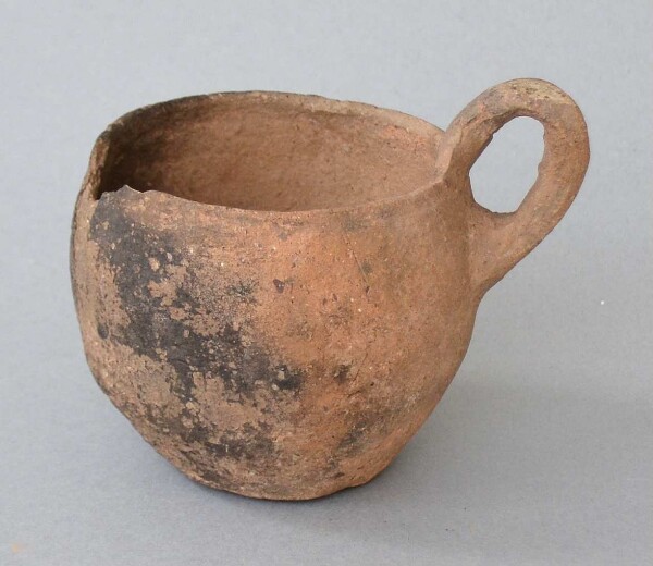 Clay vessel with handle