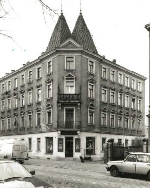 Dresden-Pieschen, Trachenberger Straße 51/55/Ecke Seumestraße. Dreifachwohnhaus mit Lädeneinbau (um 1900). Eckansicht (Nr. 55)