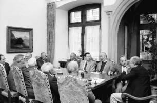 Freiburg: Regierungspräsidium; Regierungspräsident Nothhelfer, Weinbausachverständige, Gruppen