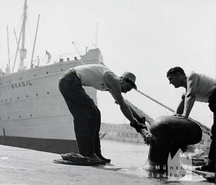 Genua. Im Hafen. Die ""Brasil"" wird vertäut