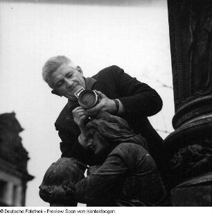 Bildjournalist Erich Höhne (1912-1999) beim Fotografieren