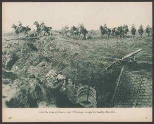 Ueber die ersten gestürmten engl. Stellungen vorgehende deutsche Kavallerie.