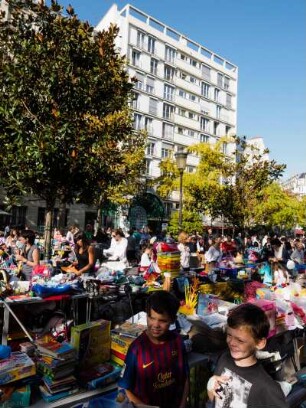 Paris. Paris 15e. Arrondissement de Vaugirard. Flohmarkt fuer gebrauchte Kindersachen auf dem Rathausplatz