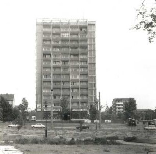 Cottbus, Thiemstraße 71. Wohnhochhaus (1966). Straßenfront (Westseite)
