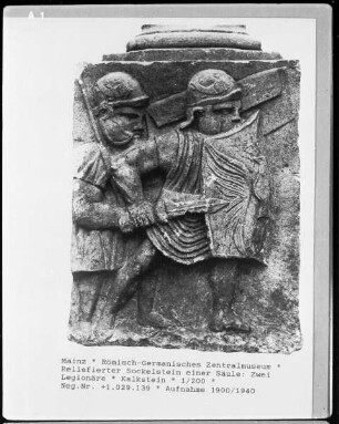 Sockelrelief einer Säule: Zwei Legionäre