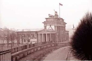 Berlin: Reichstag; hinter der Mauer: mit Blick zum Brandenburger Tor; seitlich, groß