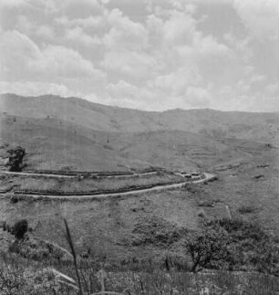 Serpentinen : Serpentinenstraße durchschneidet die Landschaft der Zentralafrikanischen Schwelle