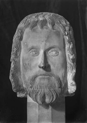 Kopf einer bärtigen Figur
