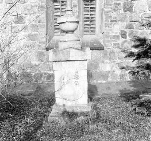 Urnengrabmal für T. Weber (gestorben 1809) und Frau. Müncheberg, Kirchhof an der Dorfkirche