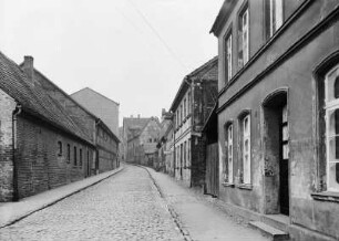 Güstrow. Armesünderstraße. Straßenbild mit Schild der Schuhmacherei Emil Klemke
