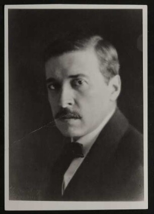 Portrait von Hofmannsthal im Halbprofil, blickt in die Kamera