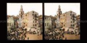Marktplatz mit Ständen, Passanten, Denkmal und Kirche im Hintergrund, Sanremo