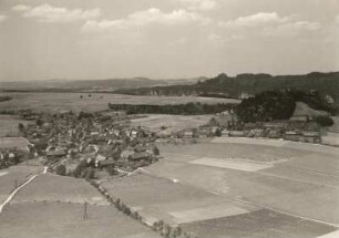 Reinhardtsdorf-Schöna. Ortsansicht vom Zirkelstein gegen Kaiserkrone und Schrammsteine