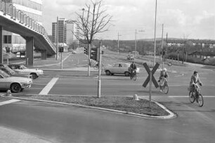 Geringe Nutzung der Fußgängerbrücke über die Herrenalber Straße beim Rüppurrer Schloss durch Fahrradfahrer