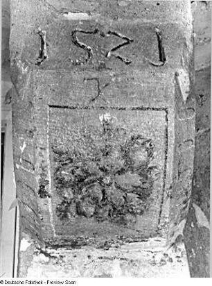 Scharfenberg, Fenstergewände mit Gesimsstein : Scharfenberg. Fenstergewände mit Gesimsstein