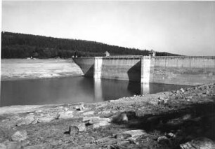 Pockau-Lengefeld-Neunzehnhain. Talsperre Neunzehnhain II (1911/1914, 1996/2000 saniert). Staumauer. Ansicht von der Wasserseite