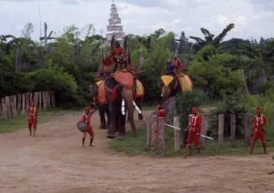Thailand. Bangkok. Touristische Vorführung von Arbeitselefanten. Kriegerische Aufführung