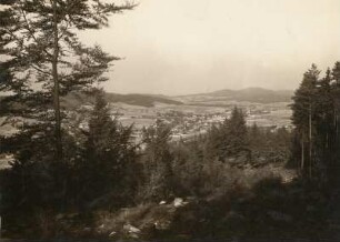 Wilthen. Ansicht von Westen vom Dahrener Berg. Granitlandschaft mit Schleifberg-Zug. Blick nach Ostnordosten