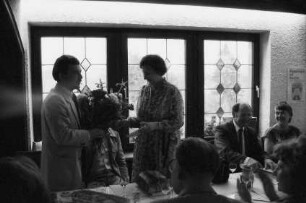 Laufen: Winzergenossenschaft, Ingeborg Hecht-Studniczka, Buchübergabe "Begegnungen mit Bacchus", Morstadt Verlag, Kehl