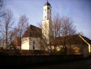 Ansicht von Nordosten mit Kirche über Kirchhofmauer (Wehrgang abgetragen)