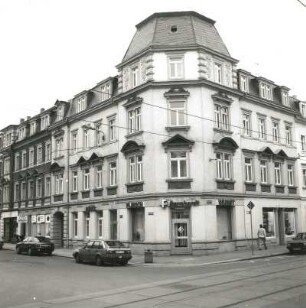 Dresden-Pieschen, Oschatzer Straße 25/27. Doppelwohnhaus mit Läden (um 1890). Eckansicht mit Fassade Bürgerstraße