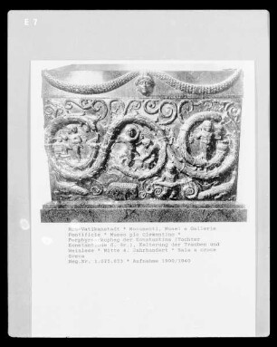 Porphyrsarkophag der Konstantina (Tochter Konstantinus d. Gr.), Kelterung der Trauben und Weinlese