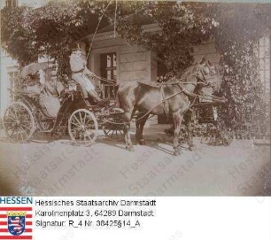 Tiedemann-Brandis, Reinhard v. (1853-1922) / Porträt in Pferdekutsche vor seinem Herrenhaus des Ritterguts Woyanow sitzend, Halbfigur