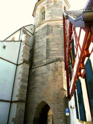 Stadtkirche-Kirchturm von Nordwesten (im Kern Frühgotisch-Glockenstube 1513 erneuert) mit Langhaus im Ansatz in Übersicht