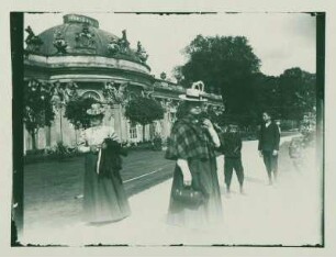 Hulda, Margarete, Walter und Hans Zille vor der Orangerie in Sanssouci