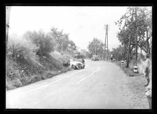 Verkehrsunfall mit PKW (Kennzeichen C-85.961), am Rand Schaulustige