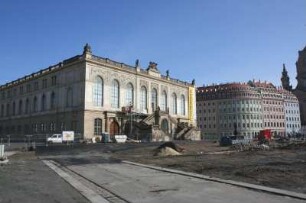 Dresden-Altstadt, Neumarkt. Ansicht mit Johanneum und QF Hotel mit Weigelschem Haus sowie Wohn- und Geschäftshaus (Nr. 1-3)