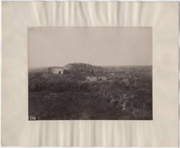 Vue partielle d'Uxmal. (à gauche : le palais du gouverneur, au centre : le temple des tortues. à droite : le pigeonnier).