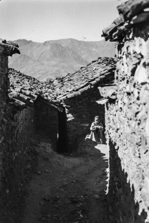 Gasse : Junge in einer Gasse in einem Dorf der Kabylen