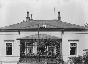 Dresden-Blasewitz, Junge auf dem Dach