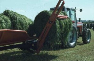 Fotografie: Futtererntetechnik, Ballenkette, Futterernte
