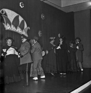Karneval: Hotel Oldesloer Hof, Saal: Prunksitzung: Veranstalter Oldesloer Männerchor von 1844, Oldesloer Singakademie von 1946: Bühne: Auftritt von Frauen der Singakademie als "Seniorenballett", 20. Februar 1971
