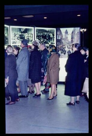Kennedy-Ged.Ausst./ Menschen vor Fotos