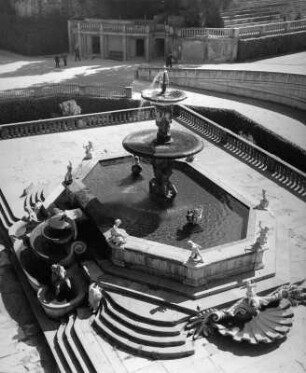 Fontana dell'Oceano : Fontana dell'Oceano. Marmor (1576; Giambologna). Florenz, Giardino di Boboli